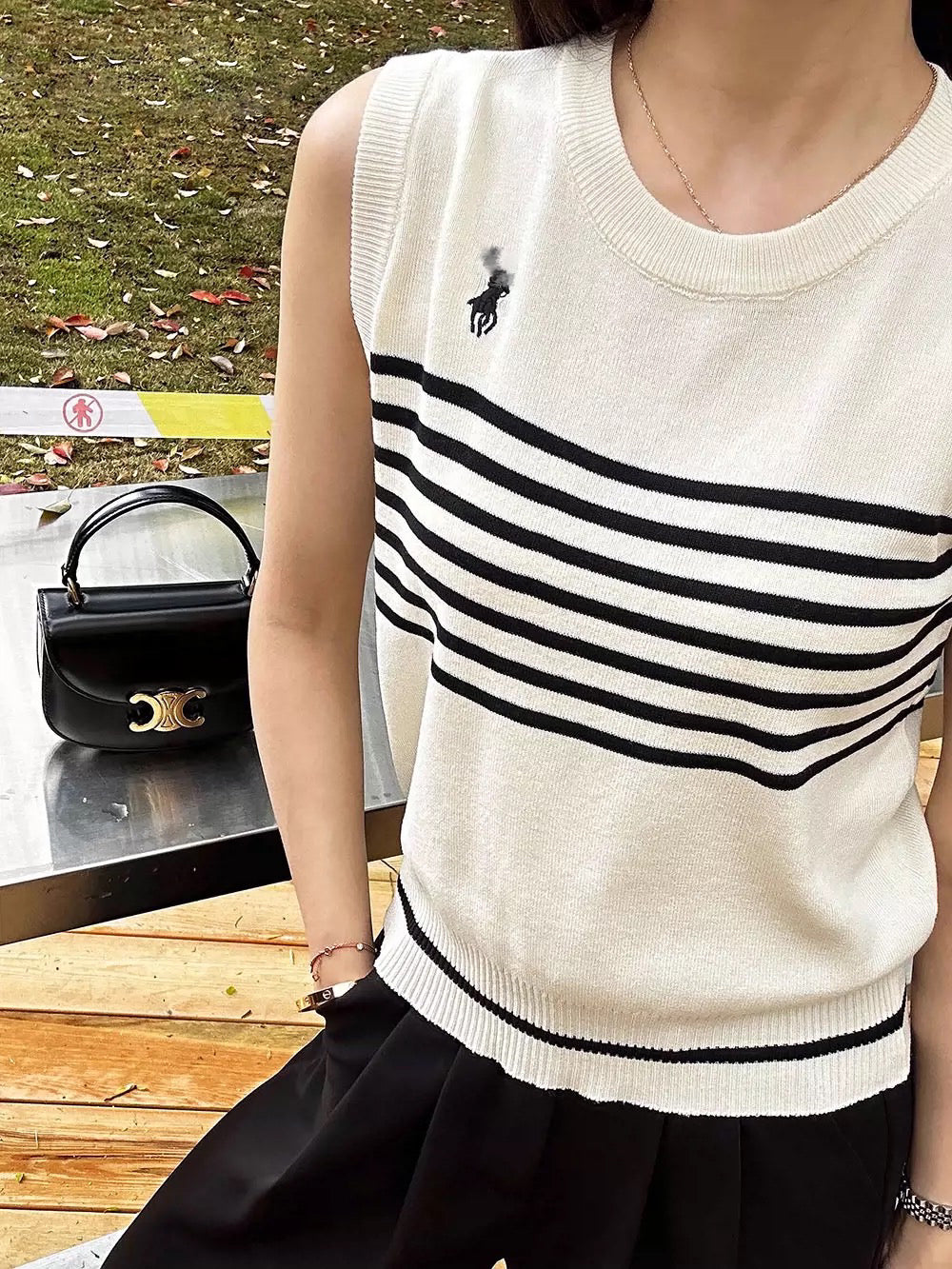 Embroidery Stripe Sleeveless Knitted Top