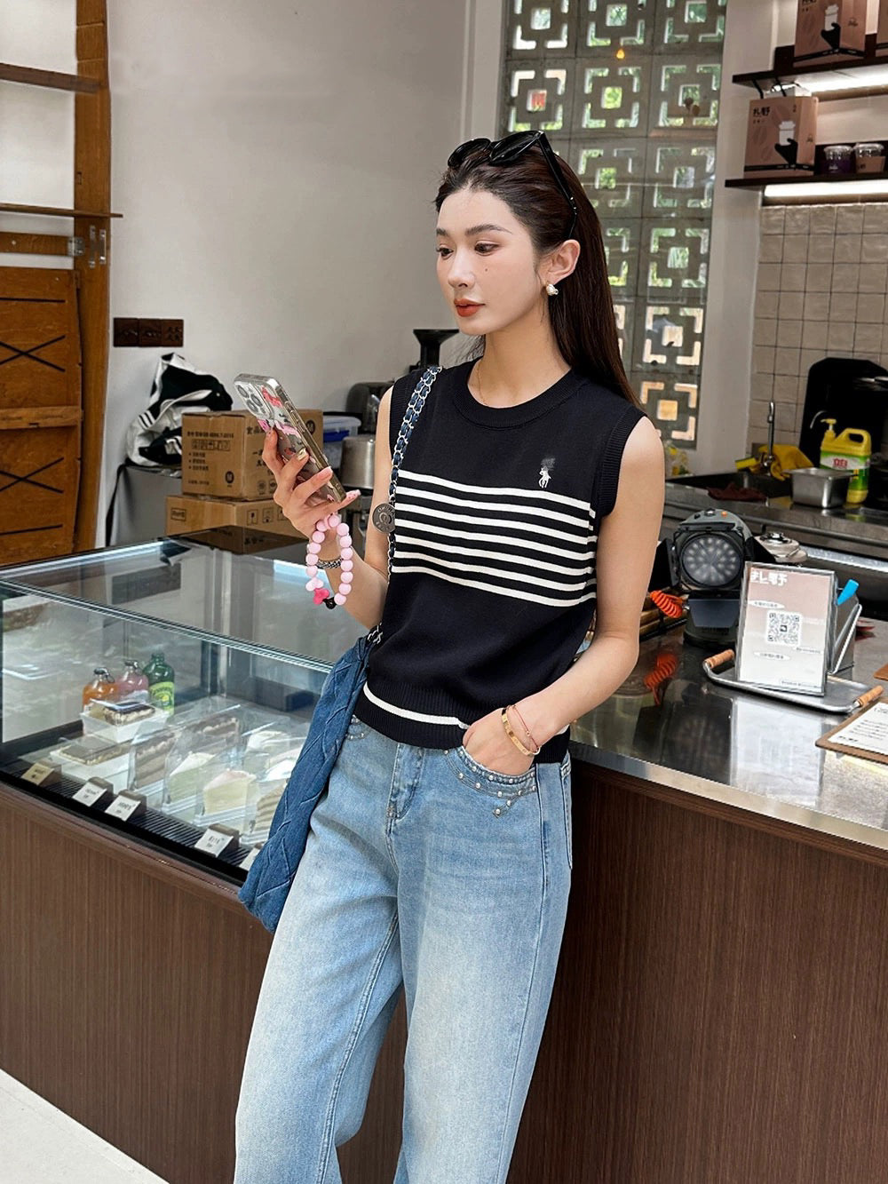 Embroidery Stripe Sleeveless Knitted Top