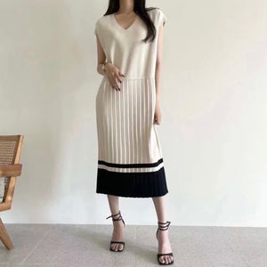 Two Tone V-neck Pleated Bottom Oversize Knitted Dress