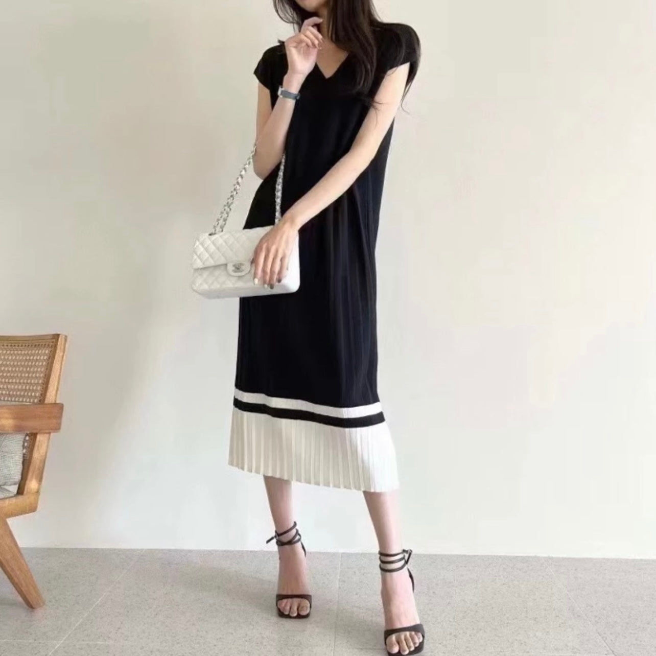 Two Tone V-neck Pleated Bottom Oversize Knitted Dress