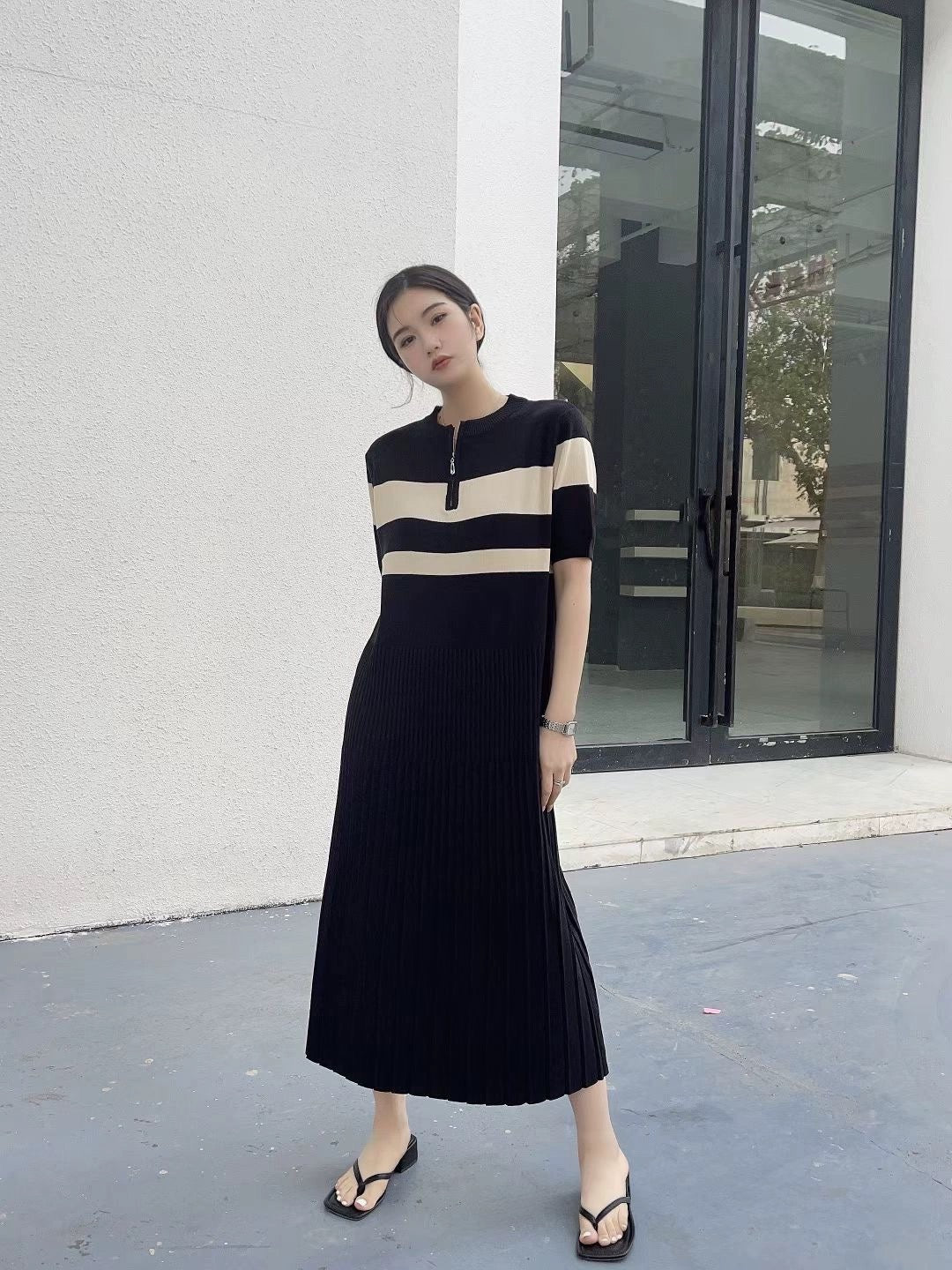 Pleated Zipper-up Neckline Two Tone Oversize Knitted Dress