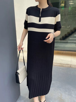 Pleated Zipper-up Neckline Two Tone Oversize Knitted Dress