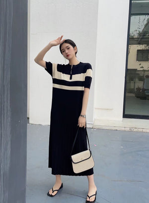 Pleated Zipper-up Neckline Two Tone Oversize Knitted Dress