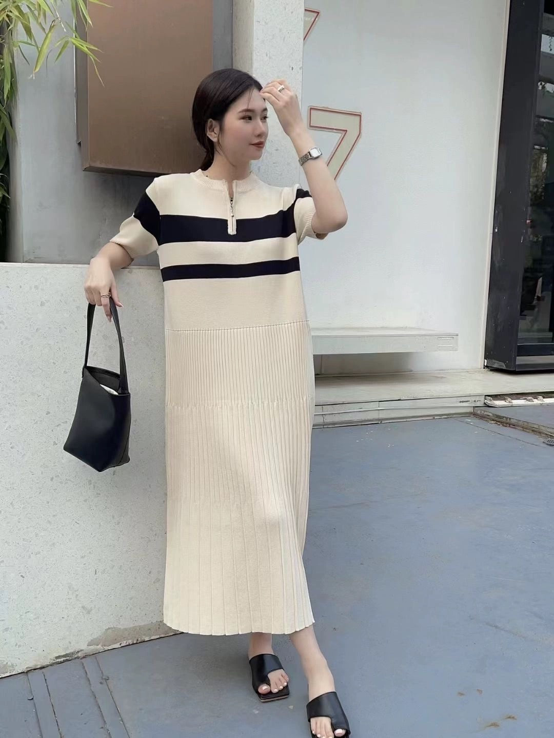 Pleated Zipper-up Neckline Two Tone Oversize Knitted Dress