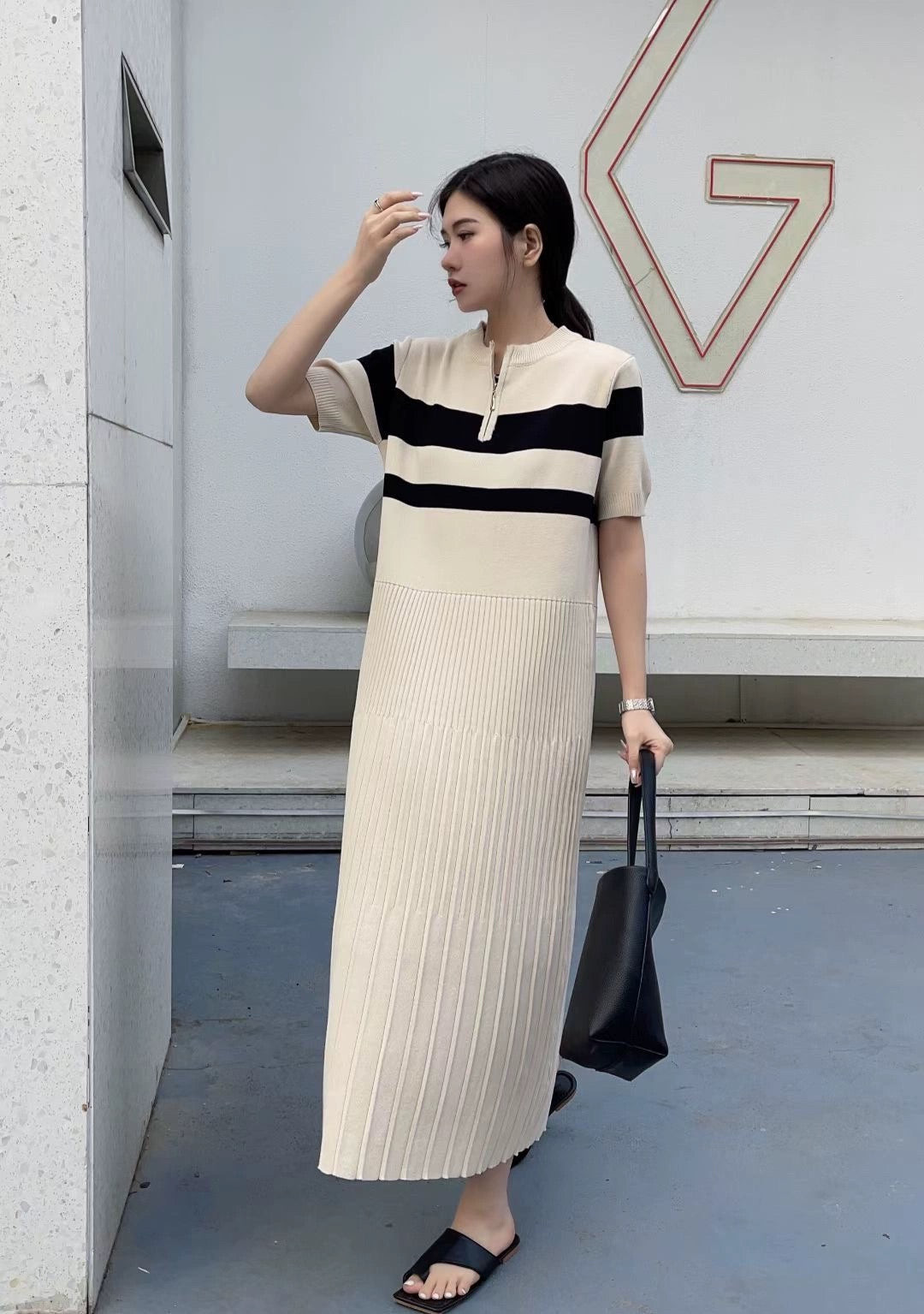 Pleated Zipper-up Neckline Two Tone Oversize Knitted Dress