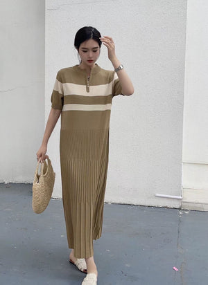 Pleated Zipper-up Neckline Two Tone Oversize Knitted Dress