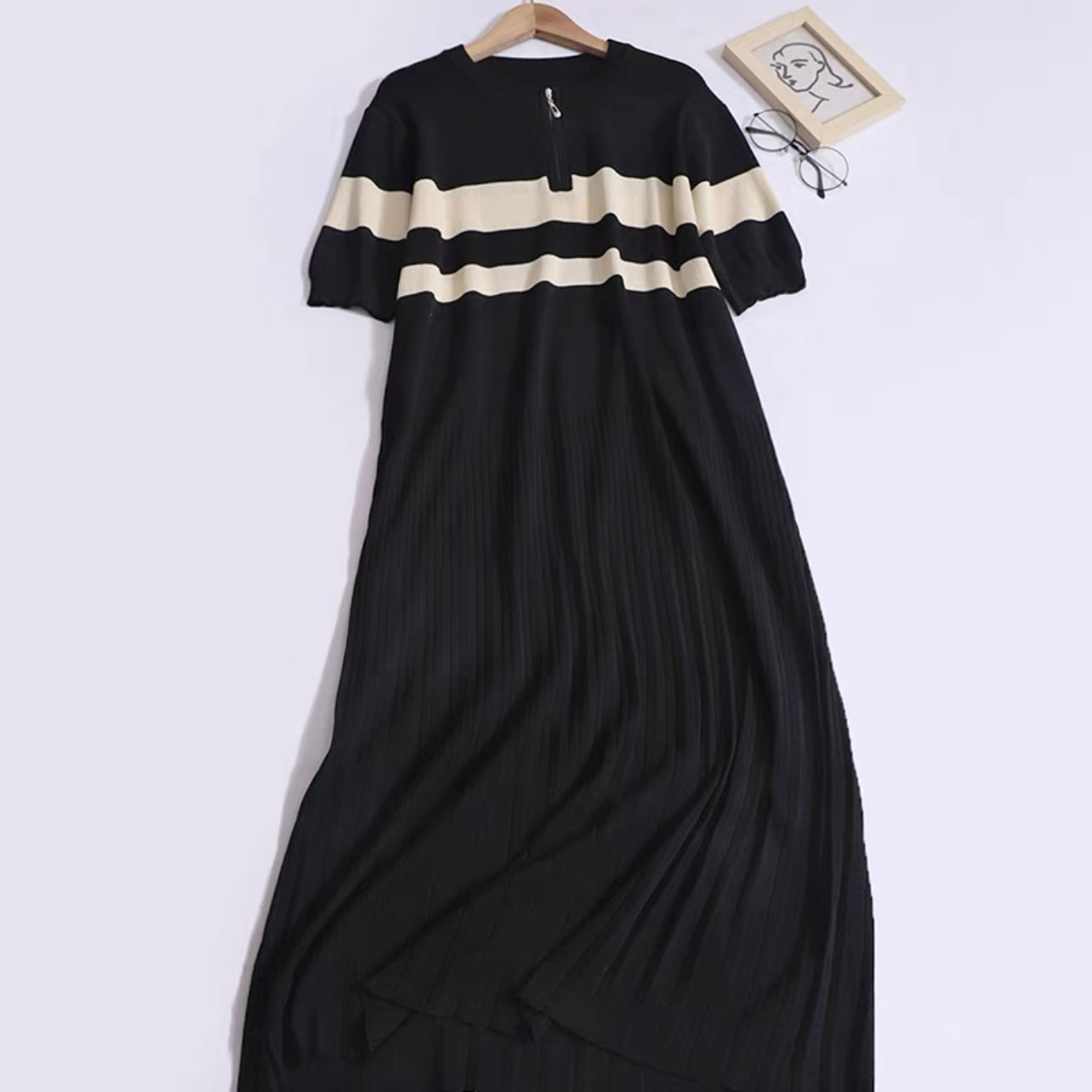 Pleated Zipper-up Neckline Two Tone Oversize Knitted Dress