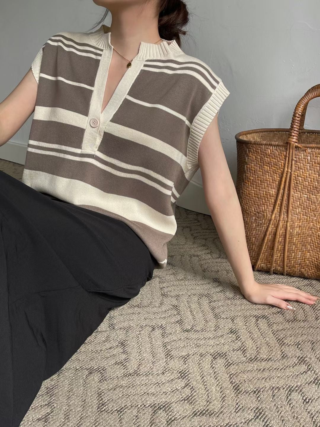 One Working Button Stripe Sleeveless Oversize Knitted Top